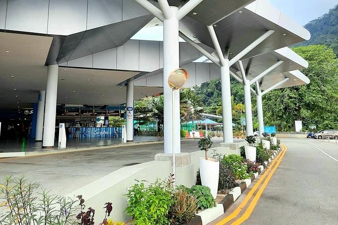 One Way Seychelles Private Airport Transfer - Getting your luggage and settling into the car