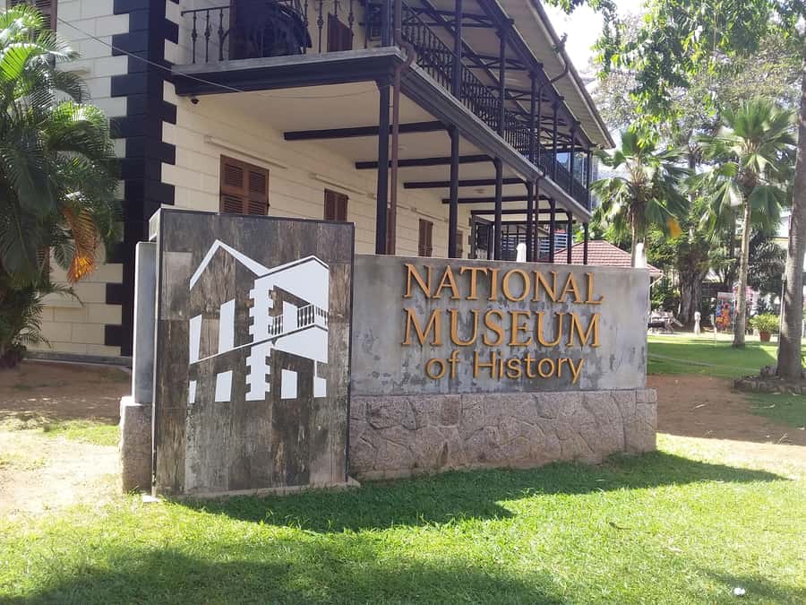 Private half day tour with free rum tasting - Victoria market, temples, and colonial reminders